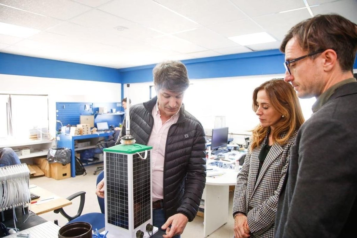 Lucas Ghi junto a Tolosa Paz en la empresa electromec&aacute;nica SADE de Castelar.
