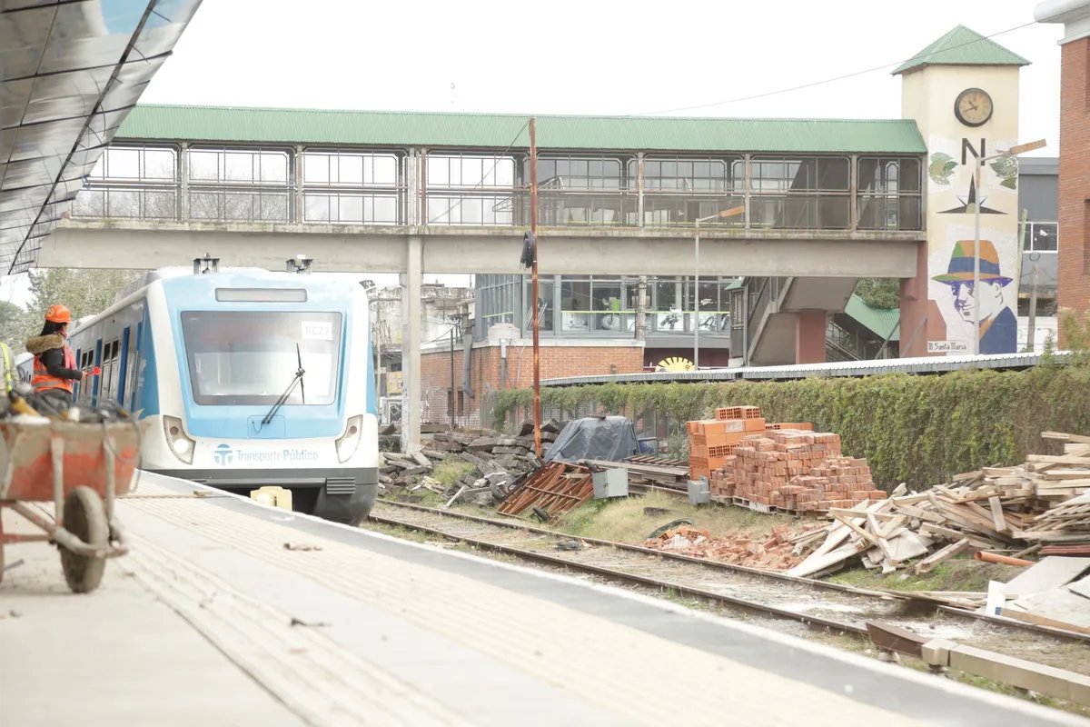 Trabajos en la estaci&oacute;n de Ituzaing&oacute;, del Tren Sarmiento.