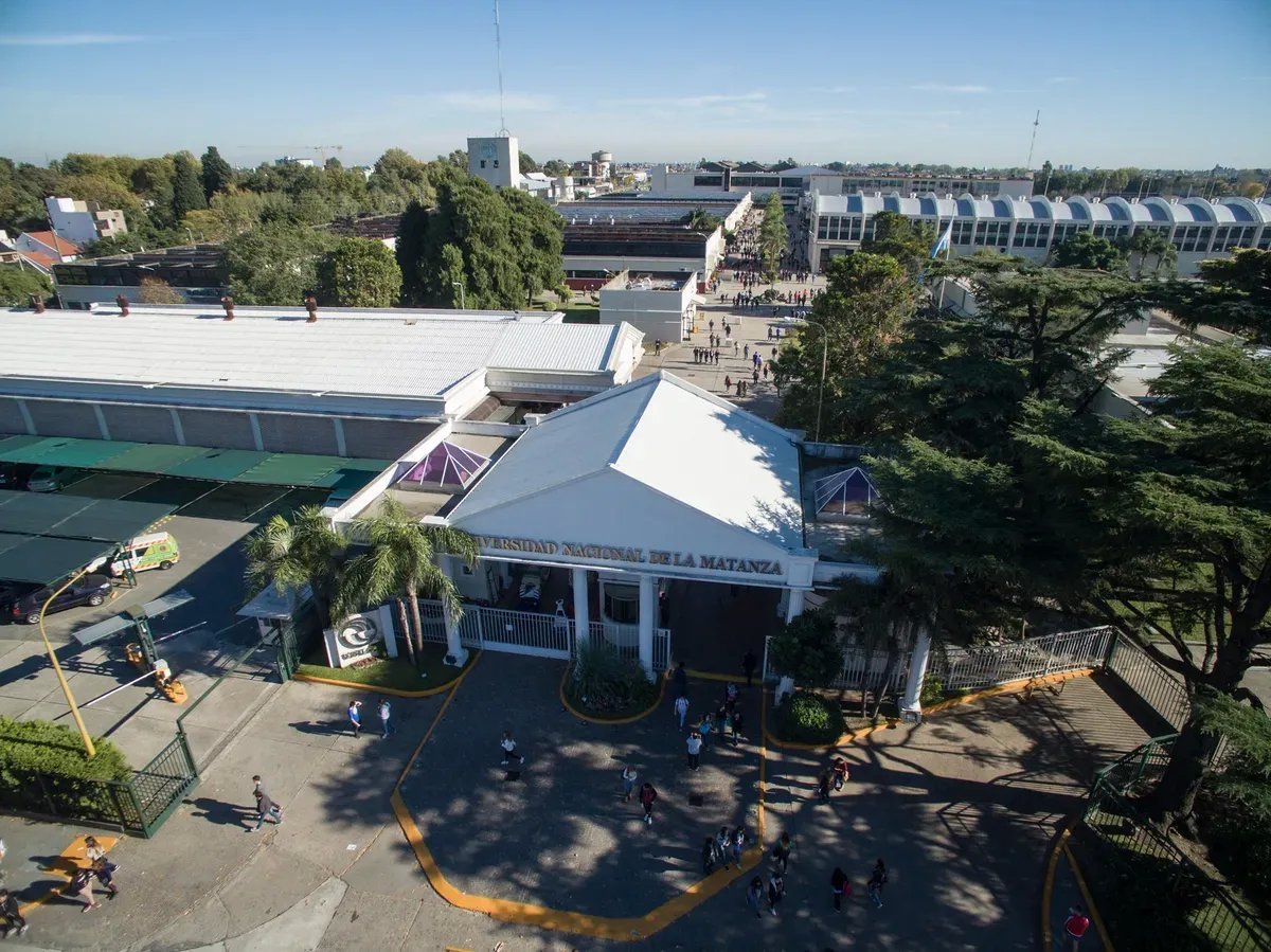 Parte del campus de la UNLaM visto desde un drone.