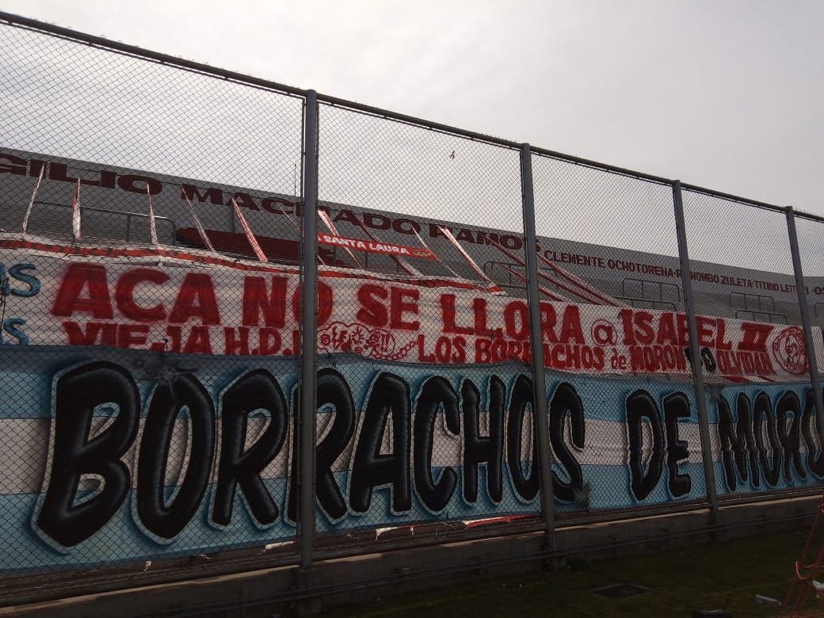 La bandera de los hinchas de Mor&oacute;n sobre la Reina Isabel II.