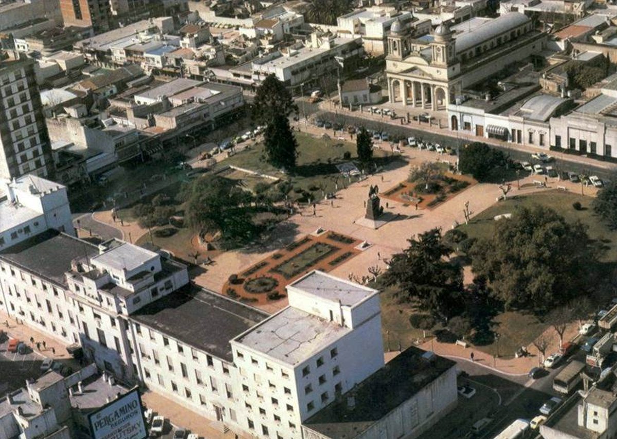 Plaza Lib. Gral. San Mart&iacute;n y Palacio Municipal de Mor&oacute;n, 1980. Fotos: Instituto y Archivo Hist&oacute;rico de Mor&oacute;n.  