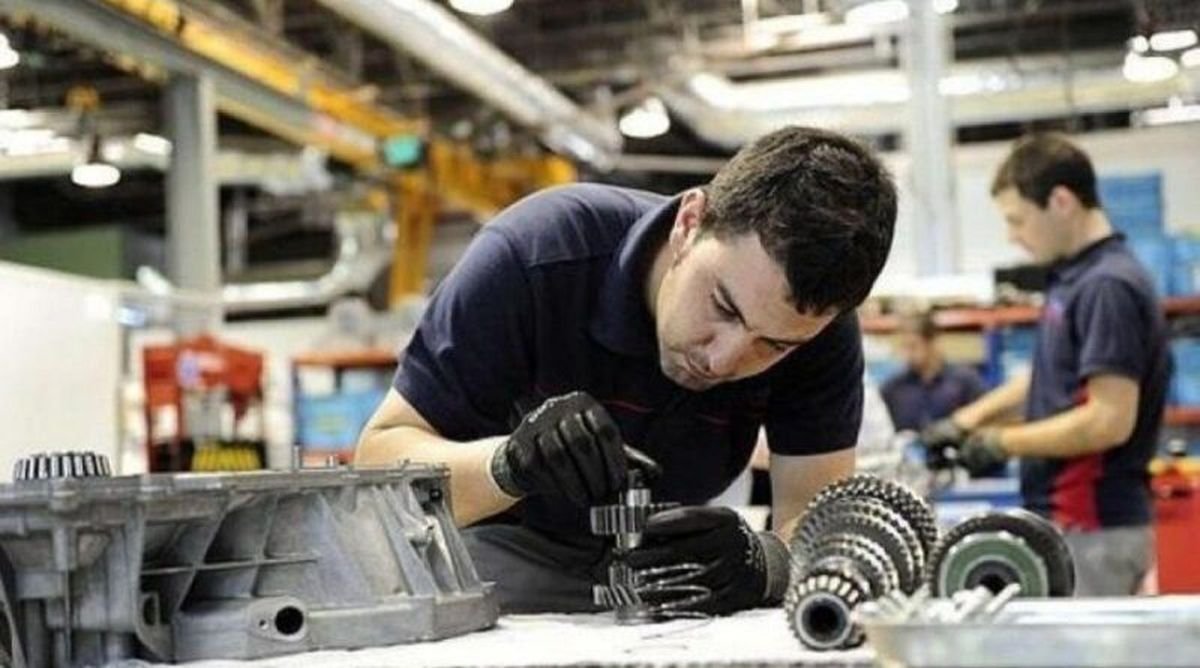 Moreno recibe curriculums en su Oficina de Empleo.