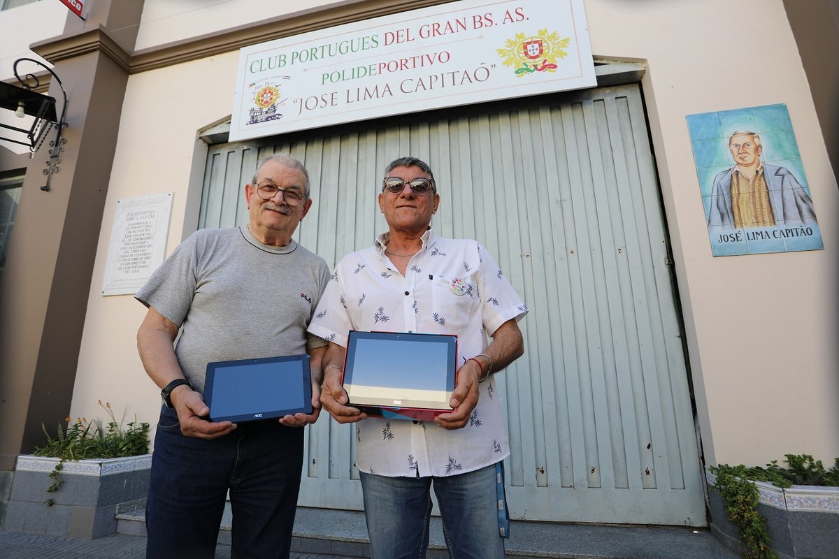 Jubiladores recibieron tablets y celulares en La Matanza.