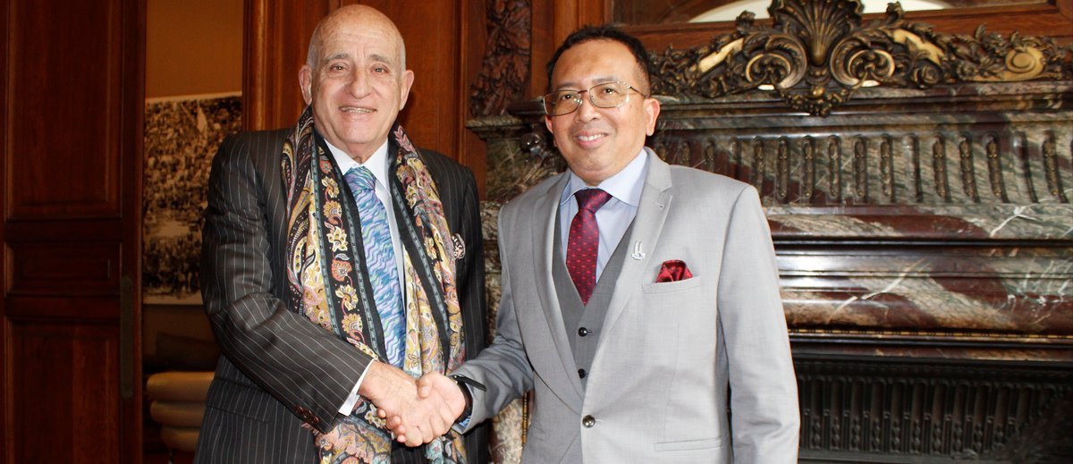 El rector de la UNTREF junto al embajador malayo.