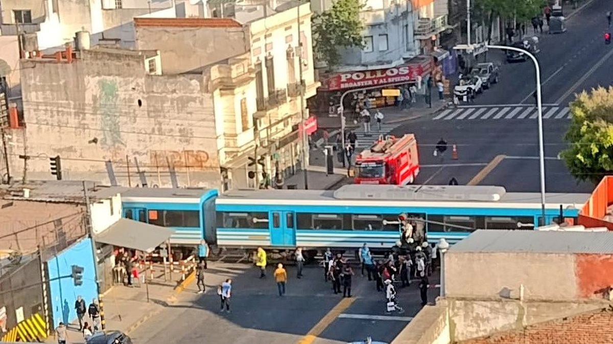 El Tren Sarmiento arroj&oacute; a una persona en la barrera de Flores.