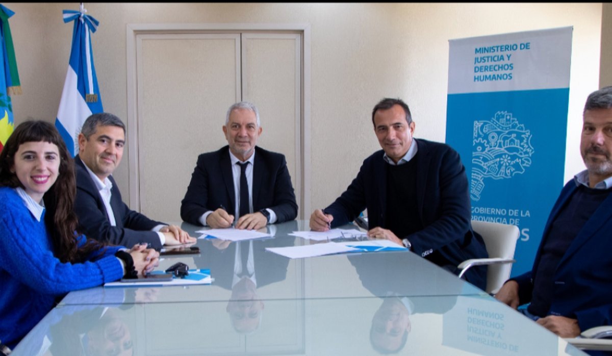 Firma de la cesi&oacute;n de un predio para la construcci&oacute;n de una nueva c&aacute;rcel en Hurlingham.