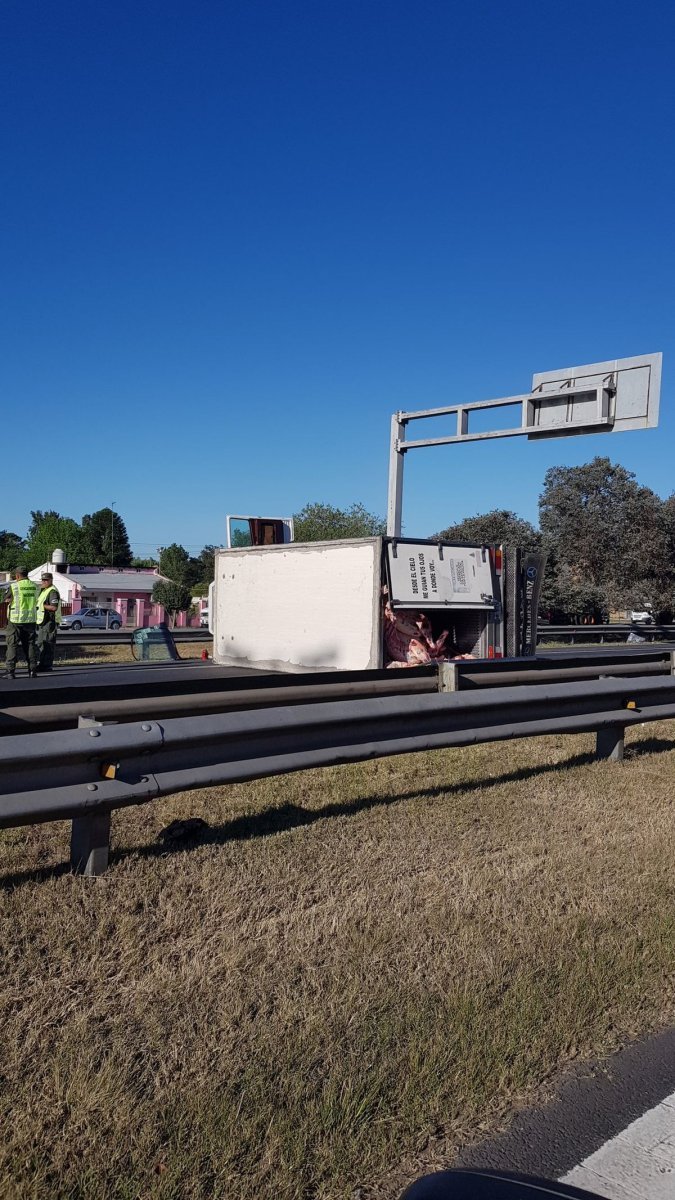 Un cami&oacute;n que transportaba carne volc&oacute; en Acceso Oeste. Tres personas resultaron heridas.