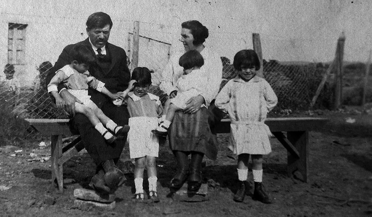 Don Santos, Augusta y sus hijos.