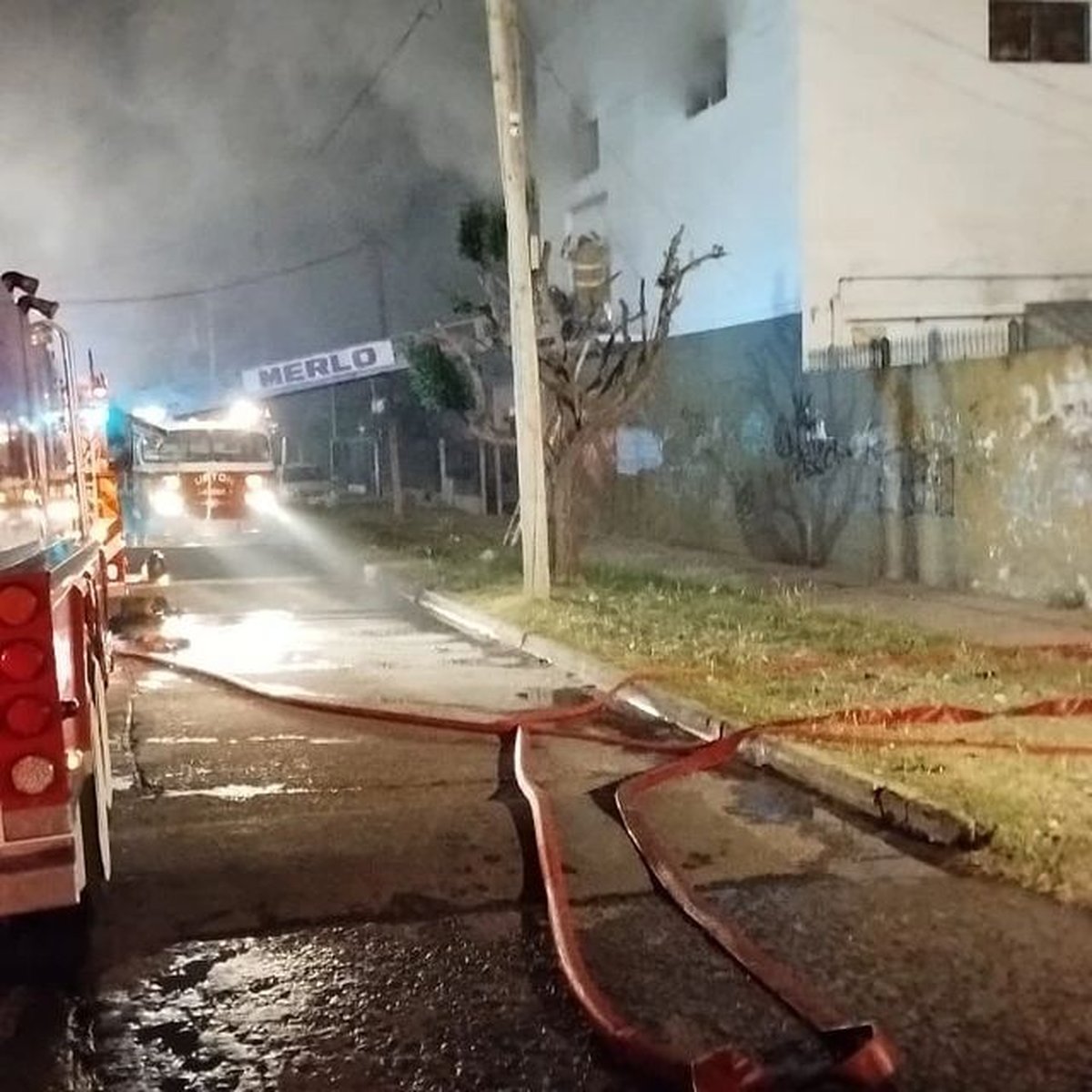Fuerte incendio en Merlo.