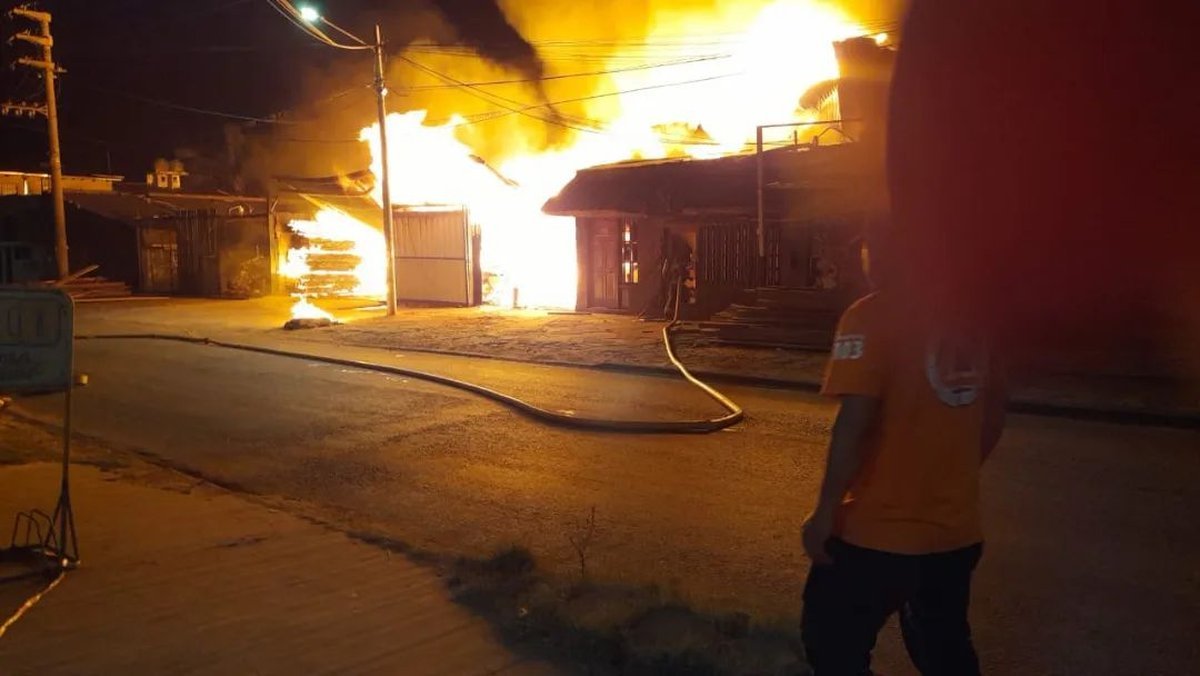 Impresionante incendio en Moreno Sur.