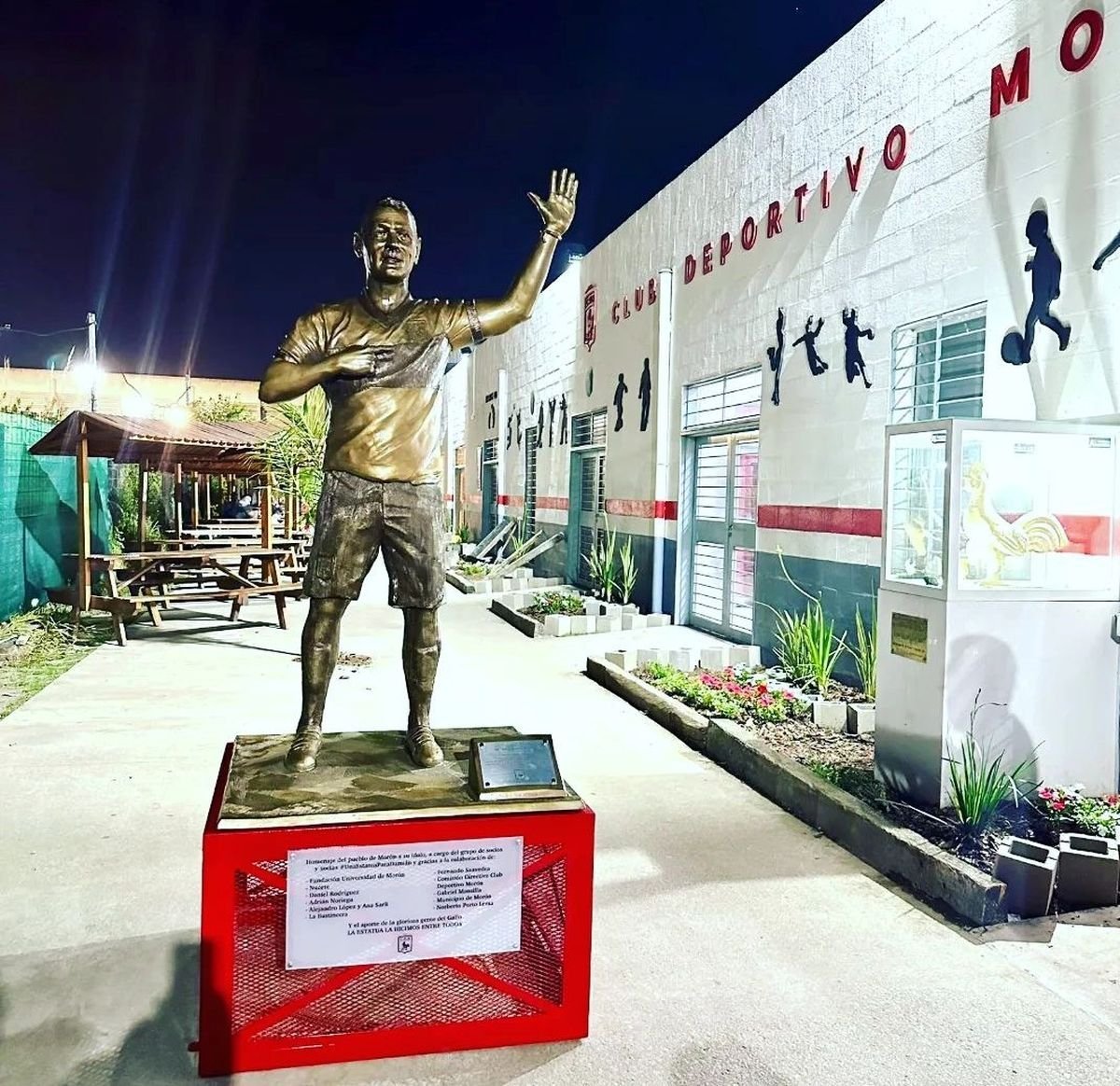 La estatua de Dami&aacute;n Akerman en el Club Deportivo Mor&oacute;n.
