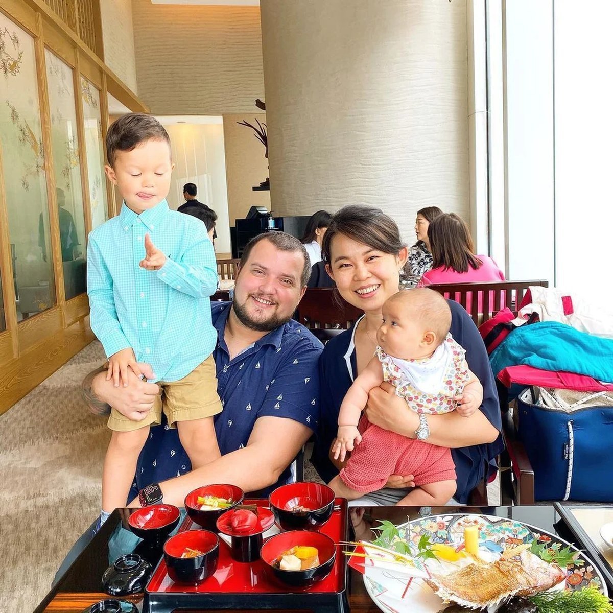 Agust&iacute;n Ferrando Balbi, de Ramos Mej&iacute;a, junto a sus hijos y esposa japoneses.