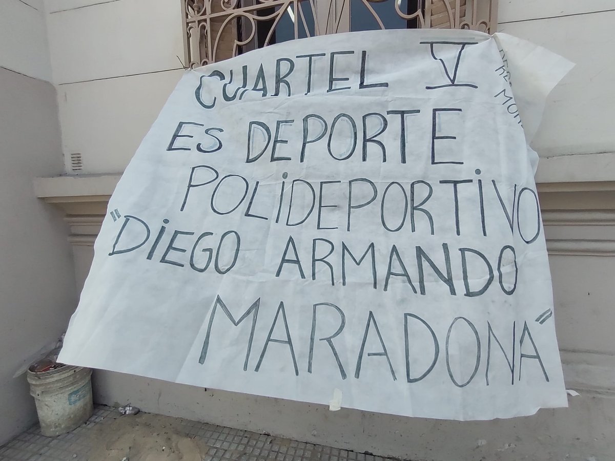 La bandera a favor del Polideportivo de Cuartel V en Moreno.