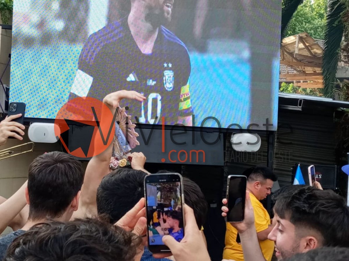 El triunfo de la selecci&oacute;n desde la casa de Maradona