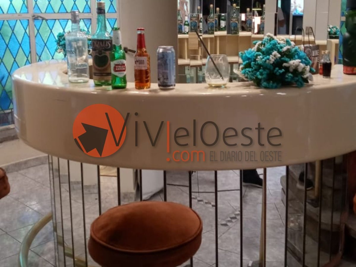 La barra en el interior de la casa, con una impronta de los a&ntilde;os 80