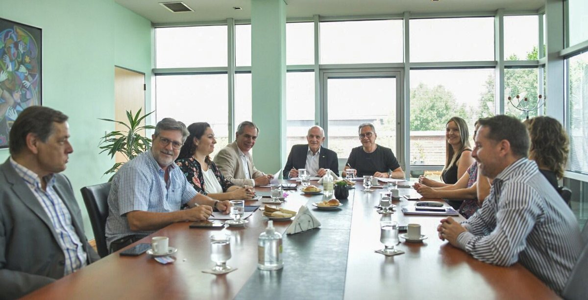 Firma del convenio entre Ituzaing&oacute; y la CAME y FEBA.