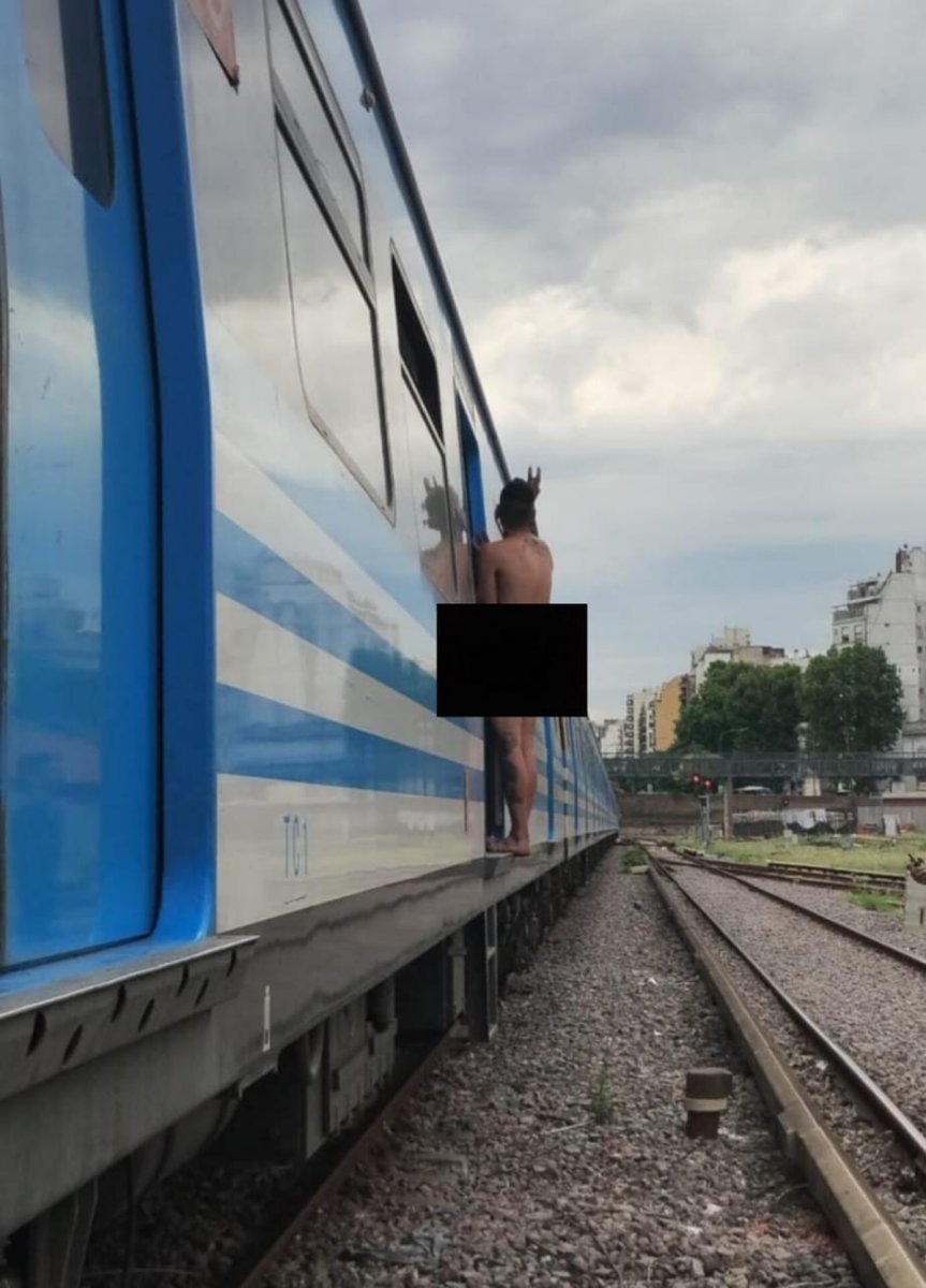 Un hombre quiso viajar desnudo en el Tren Sarmiento.