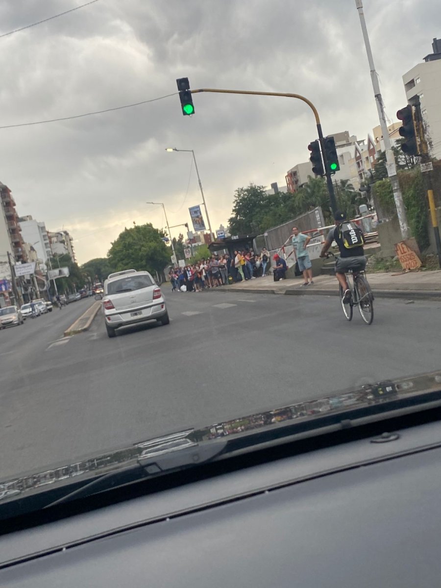 Colas infinitas por las demoras en el Tren Sarmiento.