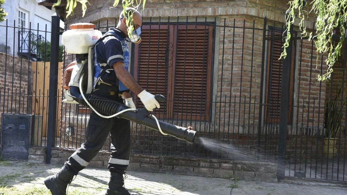 Tareas de fumigaci&oacute;n contra el dengue.