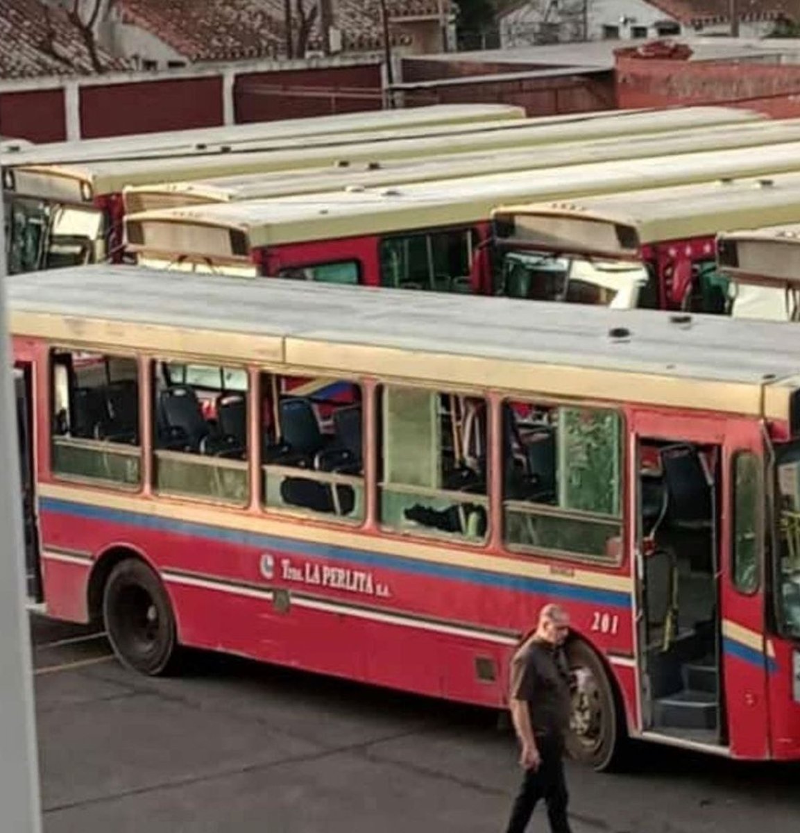 As&iacute; qued&oacute; una unidad de La Perlita tras los festejos del martes.