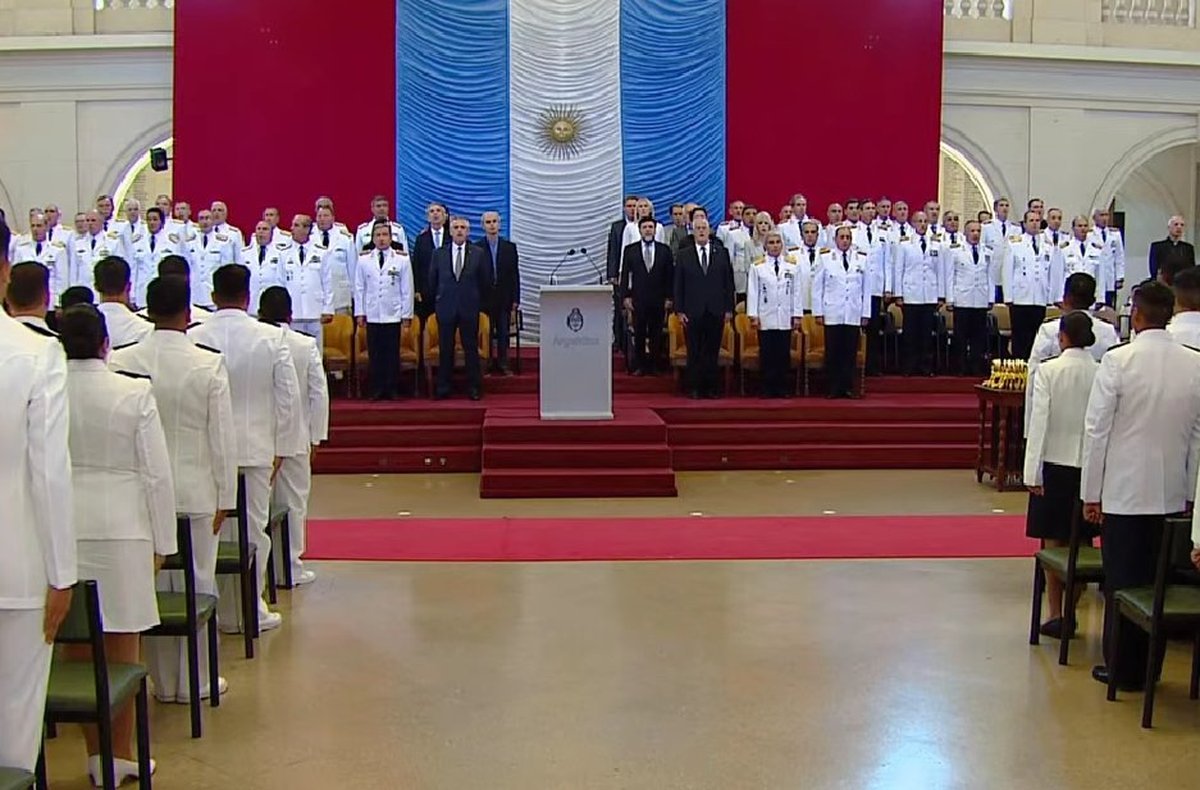 Alberto Fern&aacute;ndez en el Colegio Militar de El Palomar.