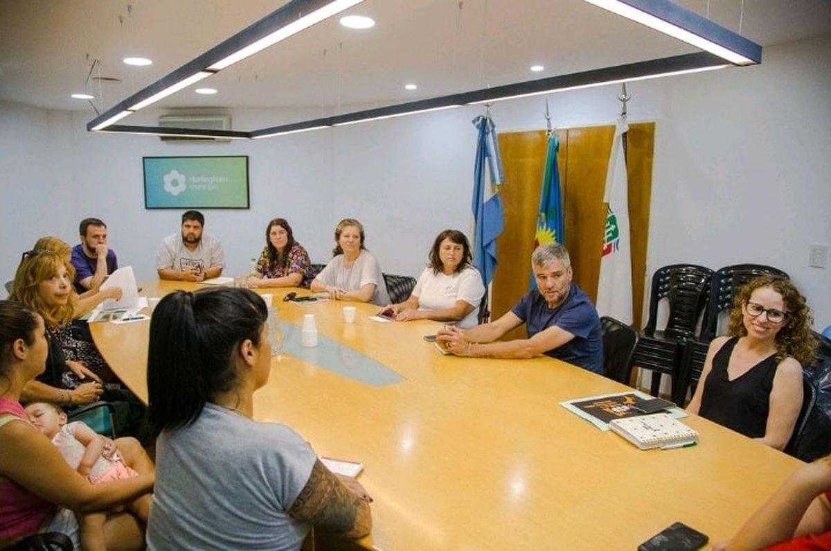 Reuni&oacute;n en Hurlingham para frenar la sobrepoblaci&oacute;n de perros y gatos.