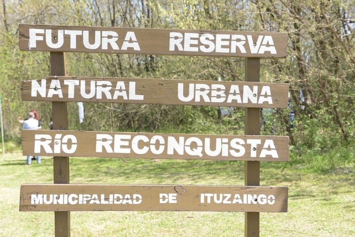 El cartel que anticipa la futura Reserva Natural de Ituzaing&oacute;.
