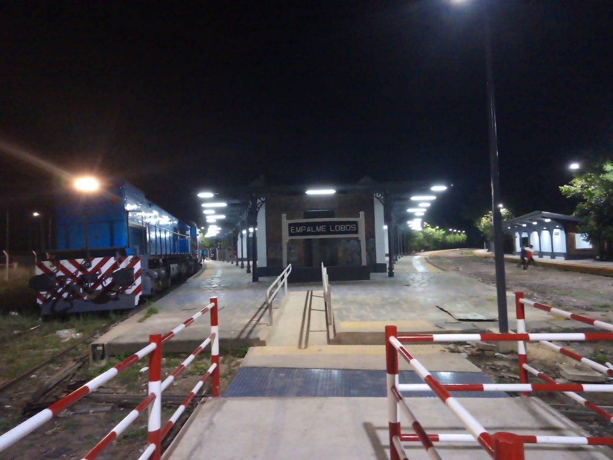 Estaci&oacute;n de Empalme Lobos de noche.