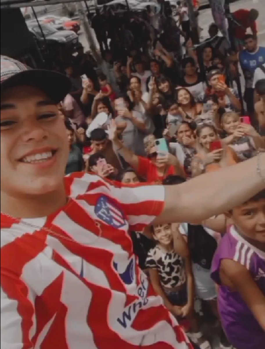 Thiago, exparticipante de Gran Hermano llegando a su barrio.