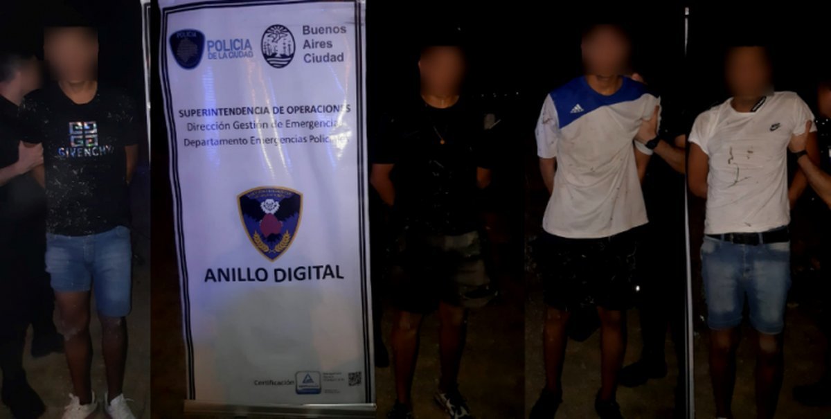 Los cuatro detenidos por robar un auto en Mor&oacute;n.