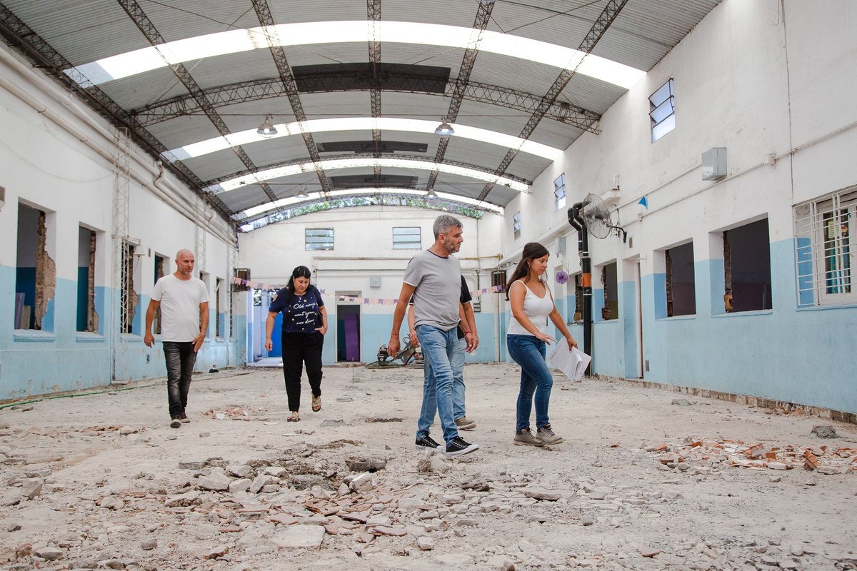 Obras en una escuela de Villa Tesei.