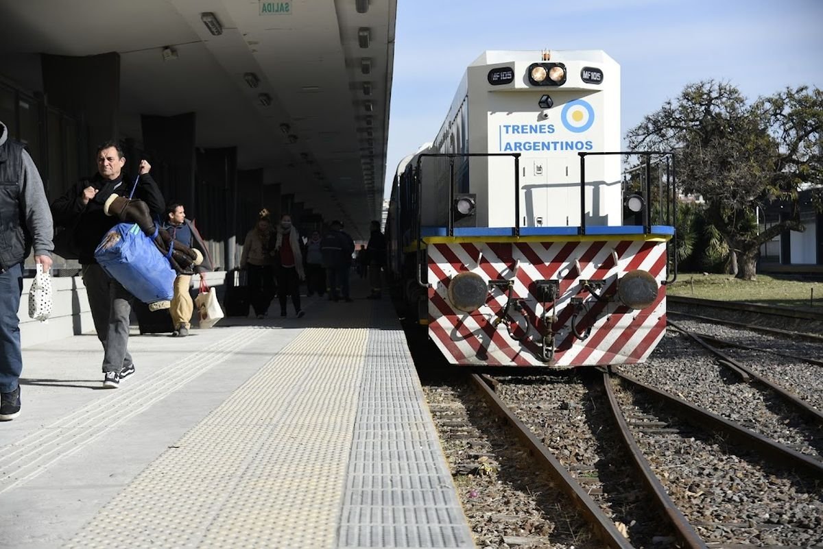 Tren Sarmiento: coche comedor en los servicios Bragado y Pehuaj&oacute;.
