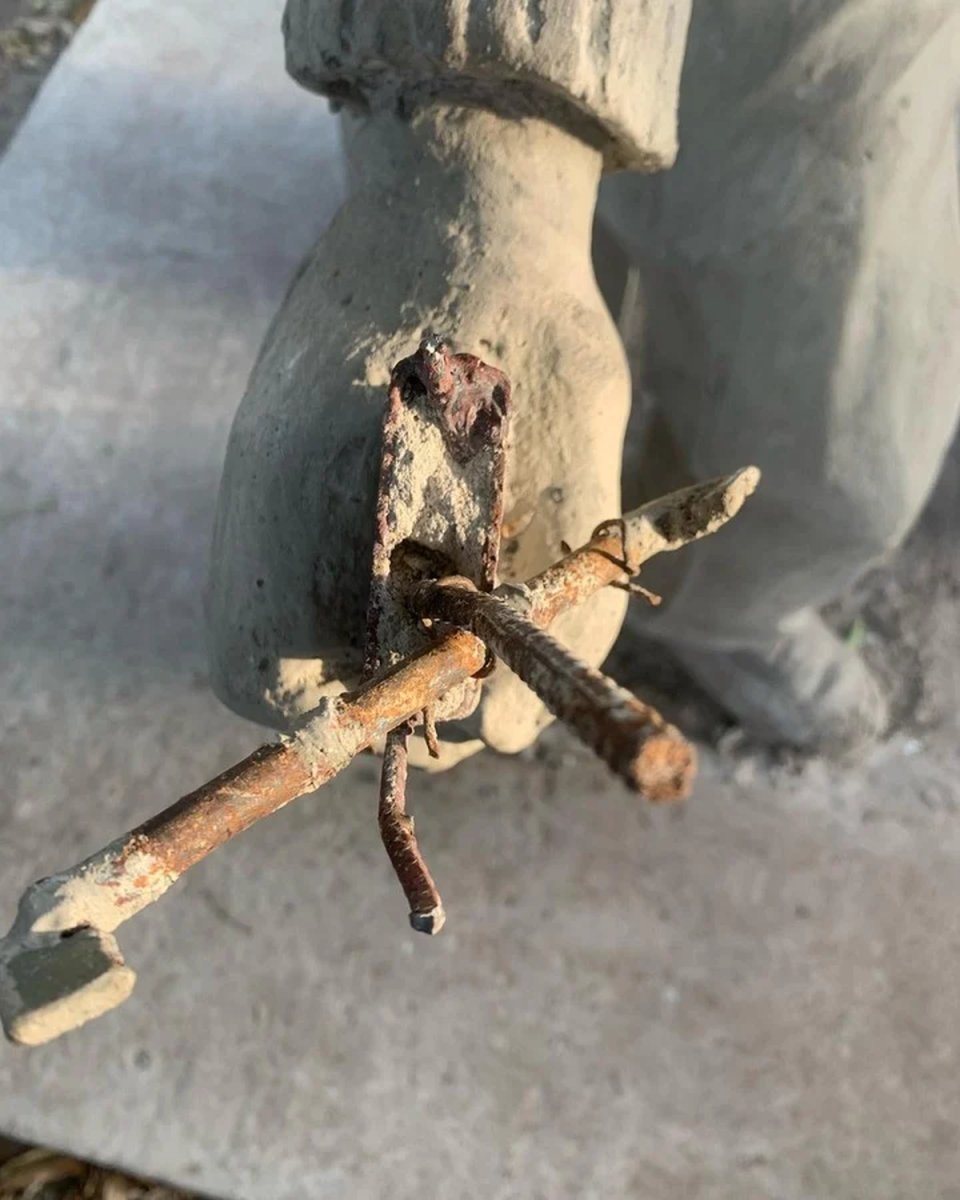La estatua de Sokol vandalizada en Hurlingham.