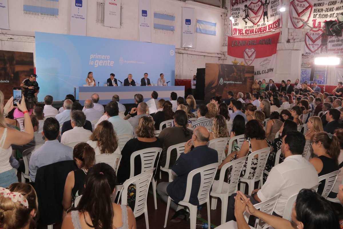 Alberto Fern&aacute;ndez y Lucas Ghi inauguraron una red cloacal en Mor&oacute;n.