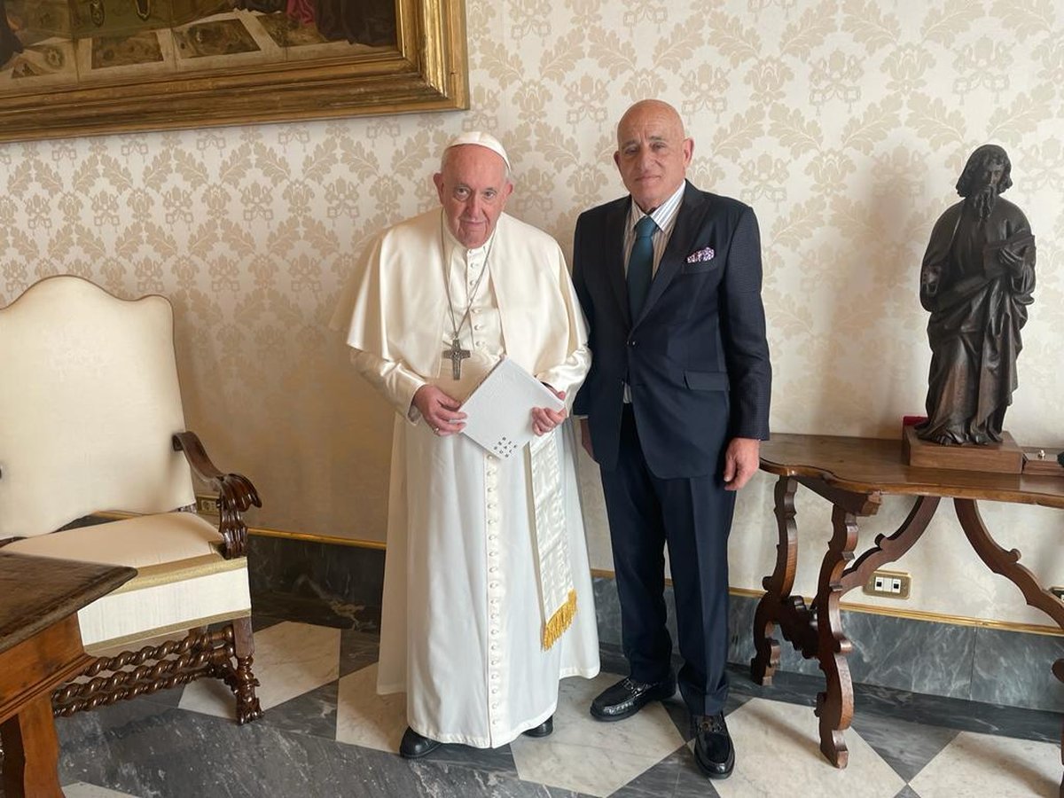 El rector de la UNTREF junto al Papa Francisco.