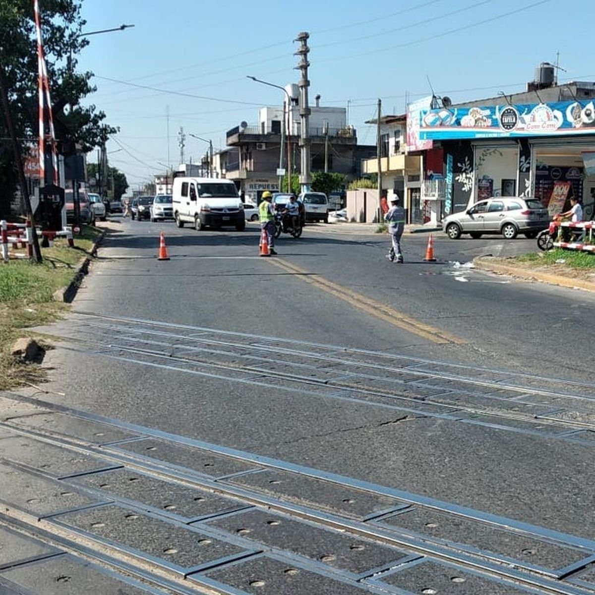 Belgrano Sur: paso a nivel de Av. Cristian&iacute;a cerrado.