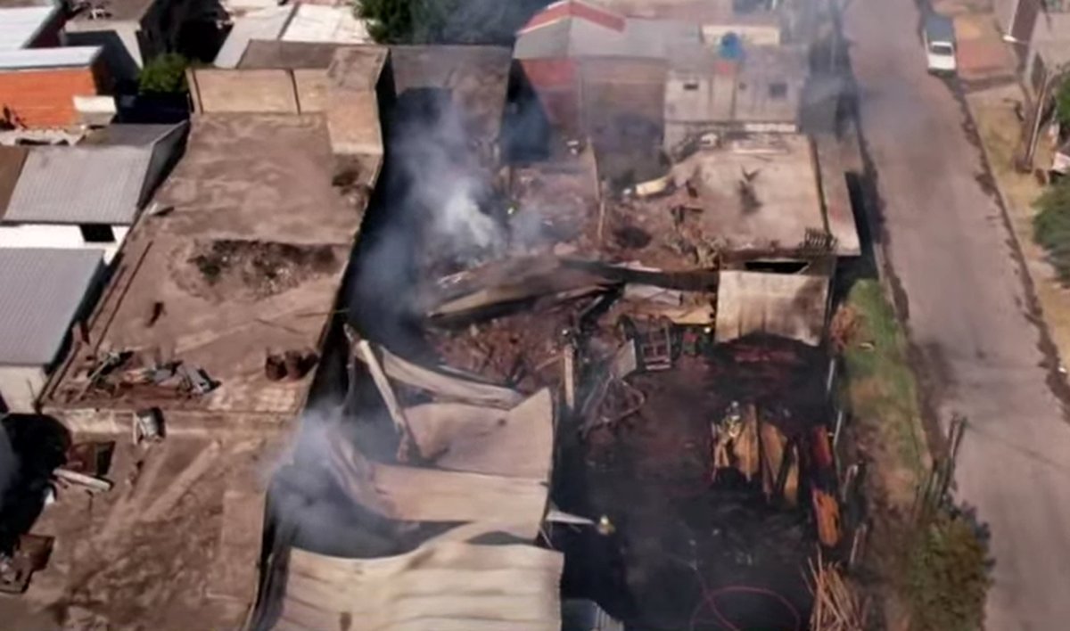 La Matanza: se incendi&oacute; una maderera en Rafael Castillo.