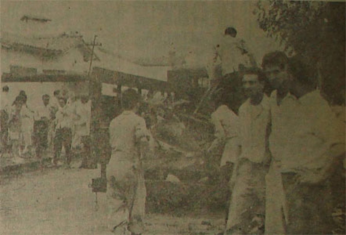 Los restos del avi&oacute;n siendo retirados en un cami&oacute;n.