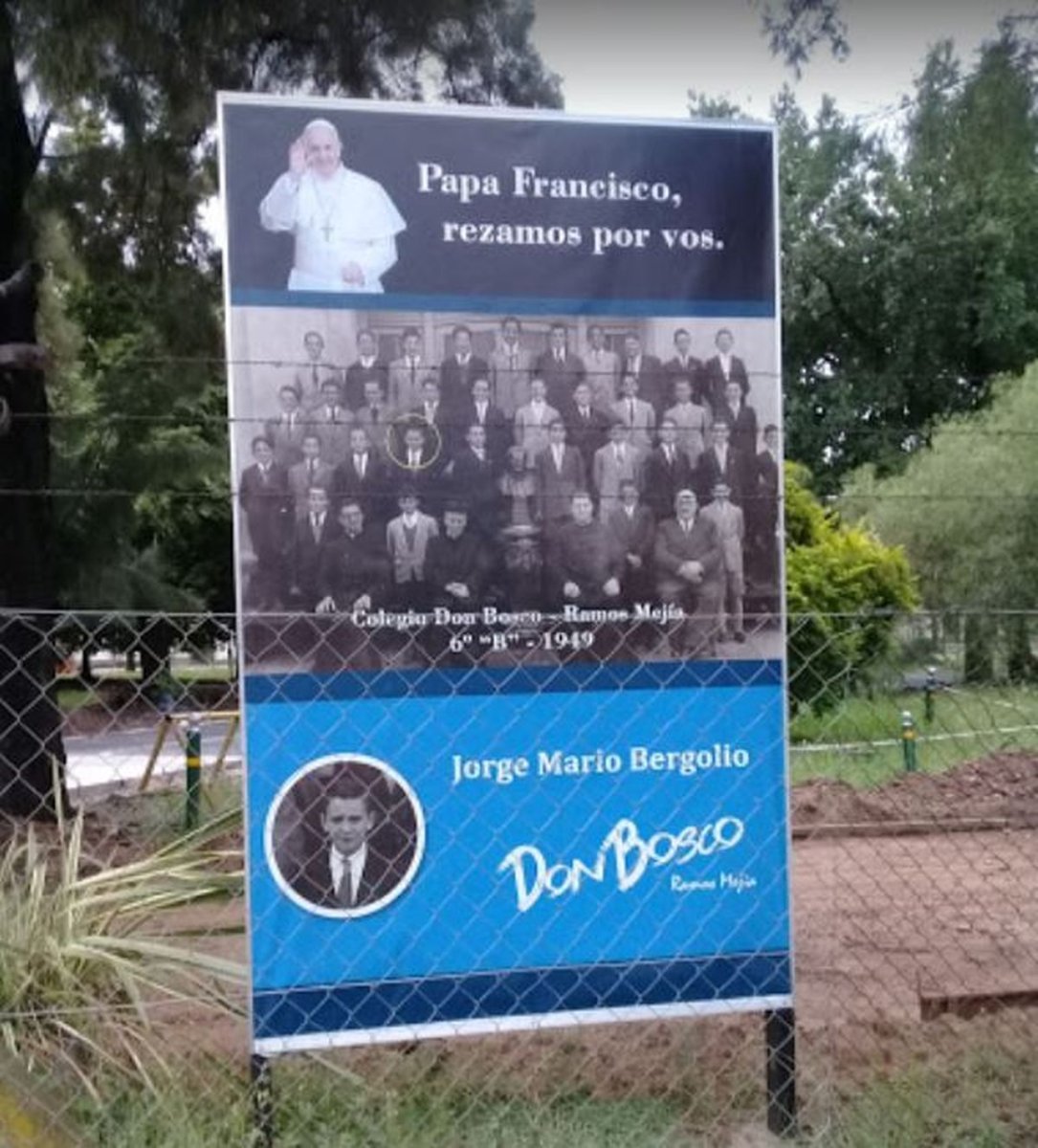 El cartel que recuerda el paso del Papa Francisco por un colegio de Ramos Mej&iacute;a.