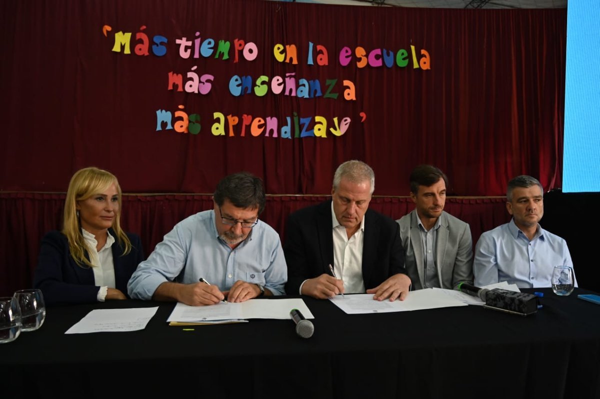 Firma del convenio con Mor&oacute;n y Hurlingham.