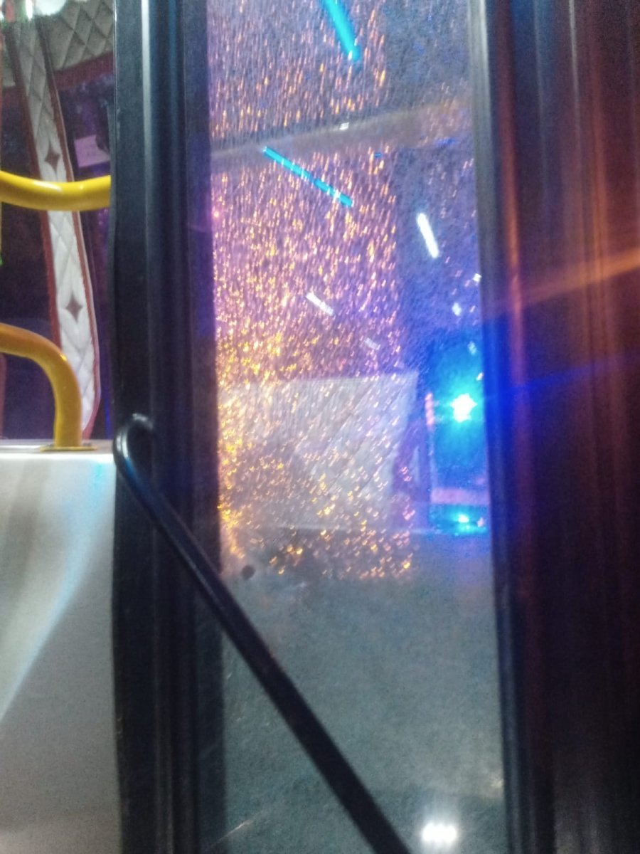 La ventana del colectivo baleado que provoc&oacute; el corte en San Justo.