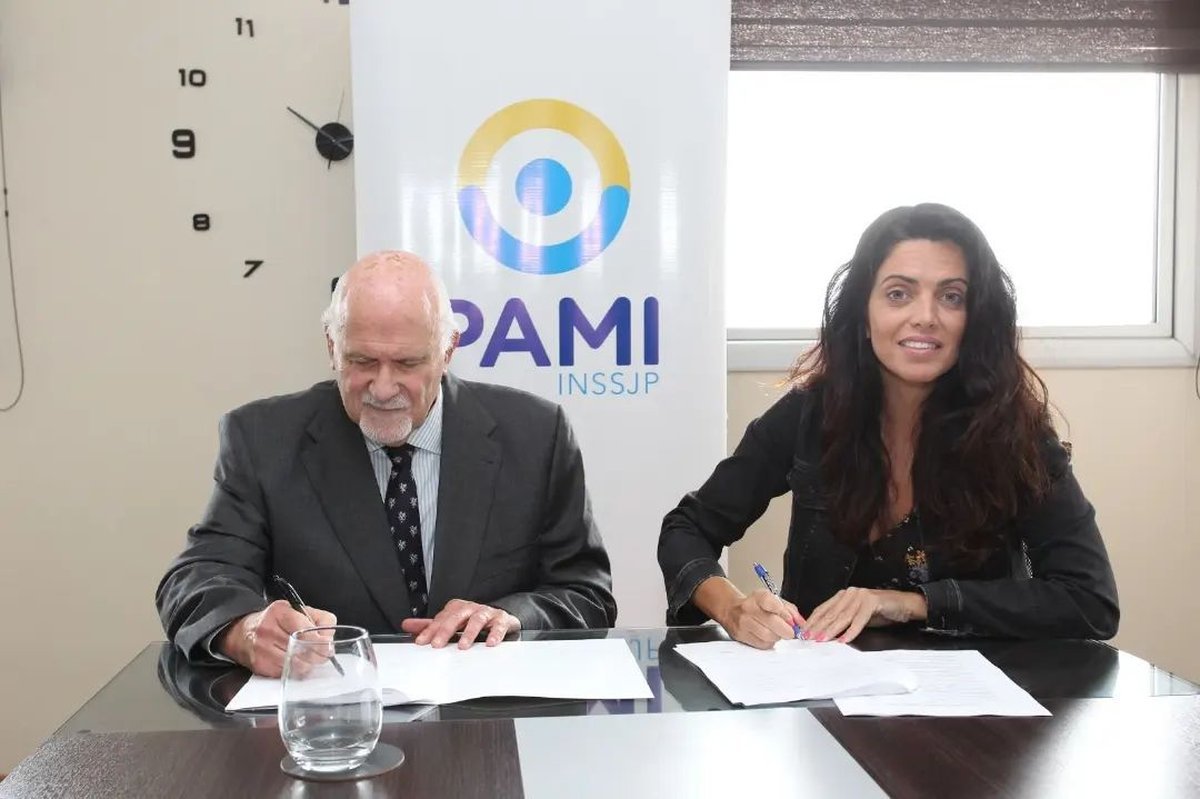 Firma del convenio entre la Cl&iacute;nica Modelo de Mor&oacute;n y el PAMI.