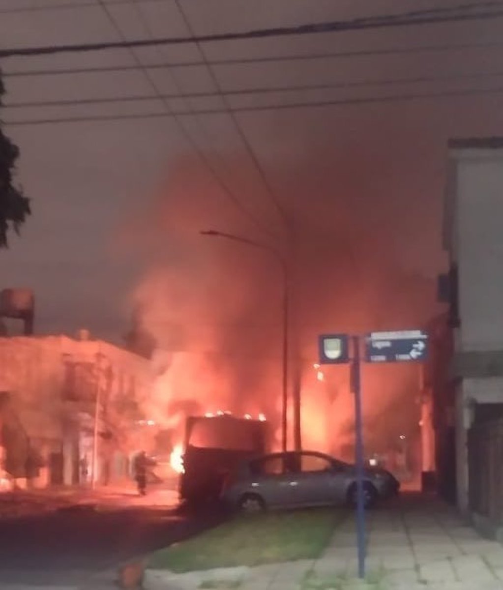 Incendio de un 153 en Ituzaing&oacute; Sur.