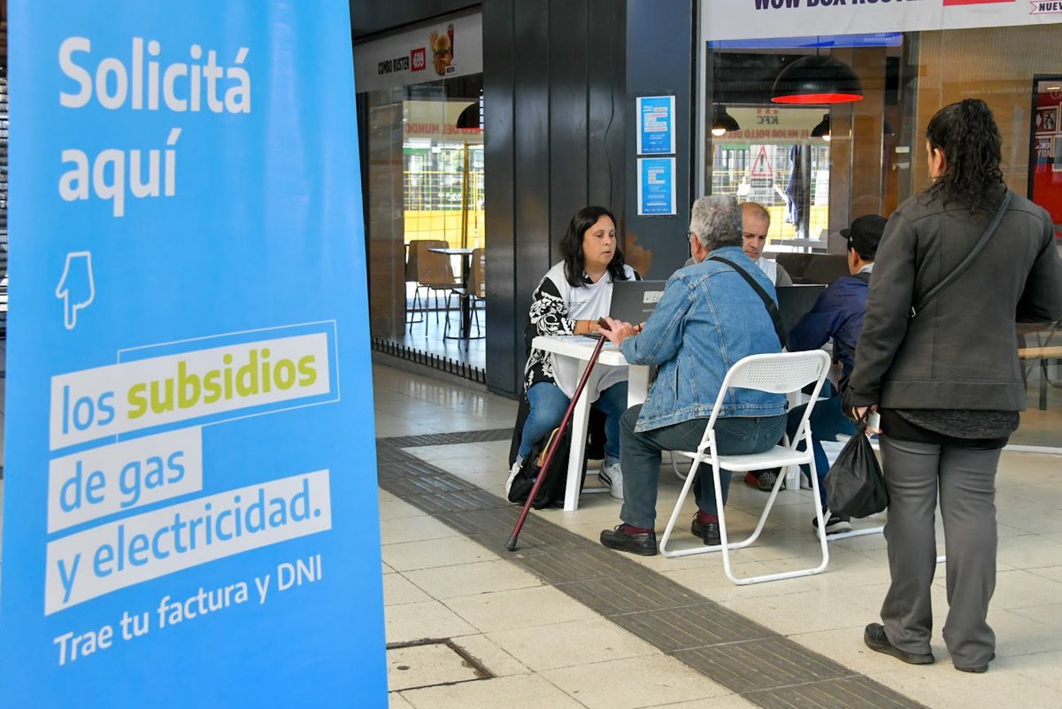 Stands para pedir subsidios en las cabeceras del Tren Sarmiento y el San Mart&iacute;n.