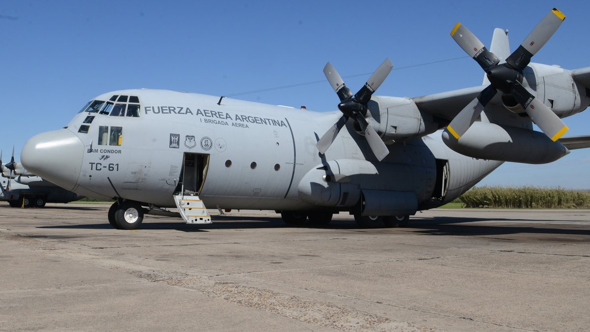 El avi&oacute;n de la Base A&eacute;rea de El Palomar desde donde saltaron los paracaidistas.
