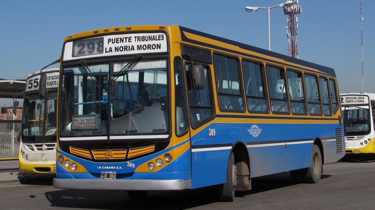 Paro de colectivos de la empresa La Caba&ntilde;a.