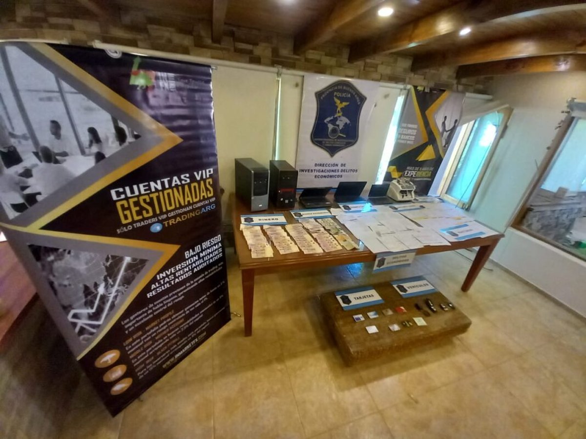 Algunos de los elementos secuestrados en La Reja y Mendoza.