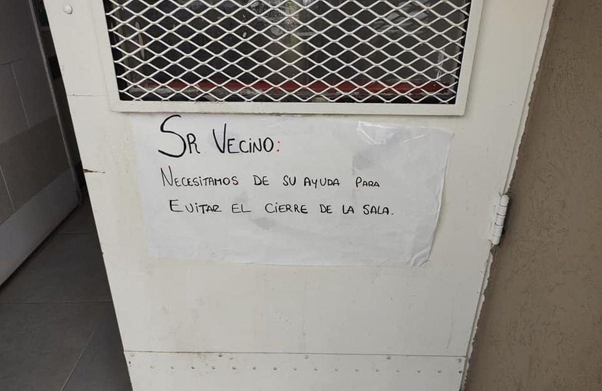 Uno de los carteles pegados en la puerta de la salita de Rafael Castillo.