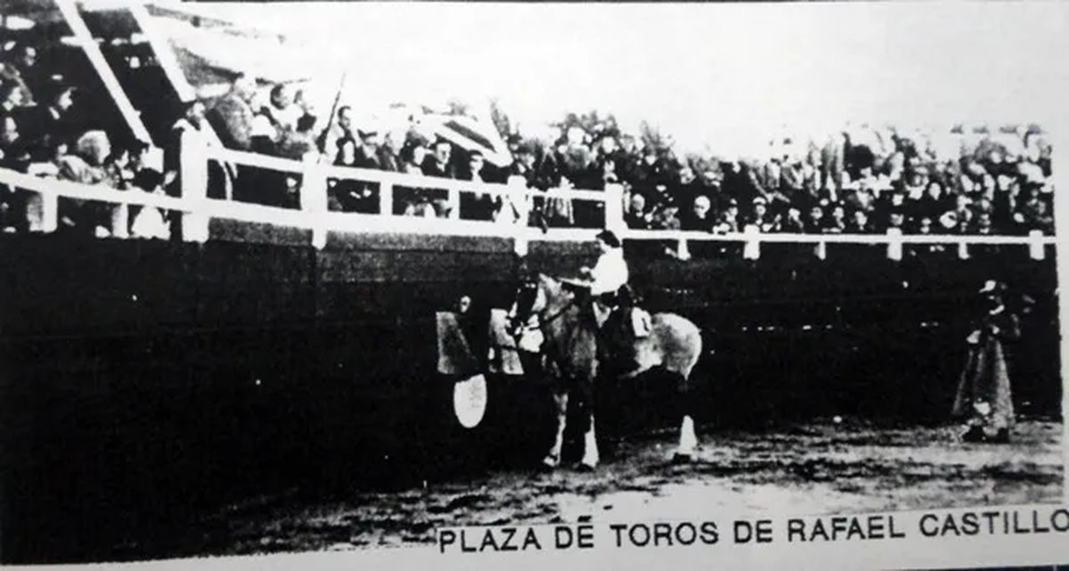 Los encargados de mantener en condiciones la Plaza de Toros de Rafael Castillo.