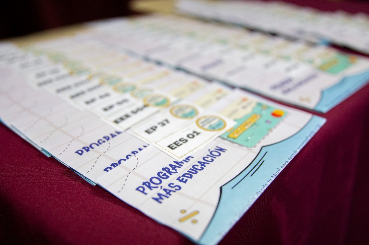 Tres de Febrero entreg&oacute; tarjetas precargadas a las escuelas.